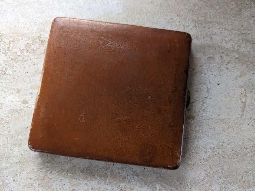 Vintage sigaretten koker, doos, etui, bruin leer, Verzamelen, Rookartikelen, Aanstekers en Luciferdoosjes, Ophalen of Verzenden