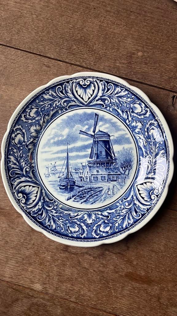 Delfs blauw bord / molen / by boch belgium, Ophalen of Verzenden