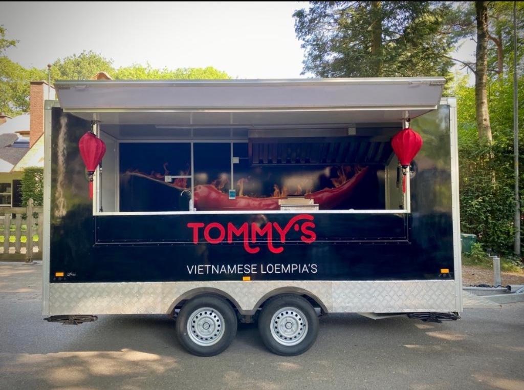 Te koop: Succesvolle LoempiaFoodtruck inclusief 5 standplaat, Ophalen, Zo goed als nieuw