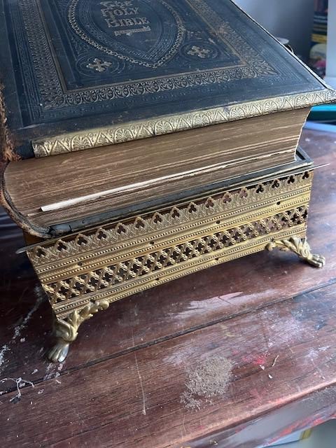 Antieke Familiebijbel op bijbelstandaard, Ophalen of Verzenden