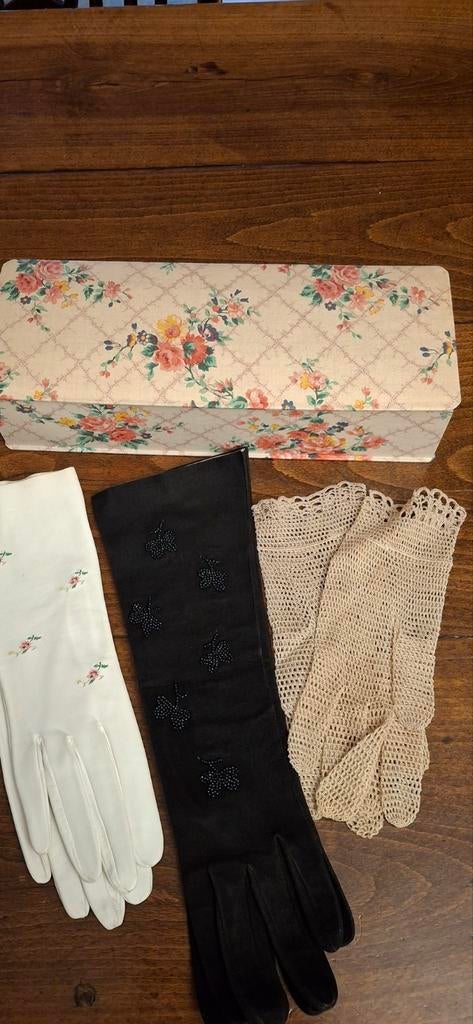Vintage handschoenen doos met handschoenen., Ophalen of Verzenden