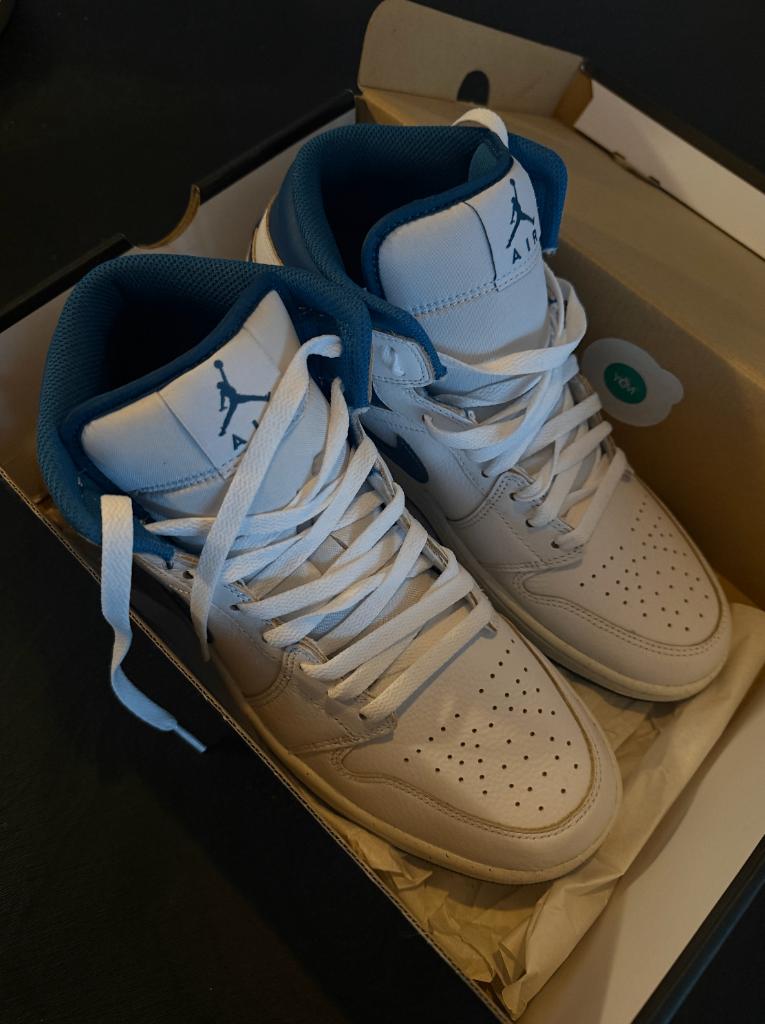 Nike Air Jordan 1 Mid SE - Maat EU 44.5 - Ongedragen!, Kleding | Heren, Schoenen, Wit, Nieuw, Ophalen of Verzenden, Sneakers of Gympen