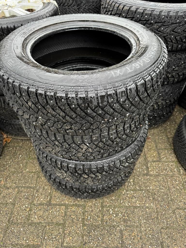 4 sets Winterbanden Met Spijkers voor Zweden, 215 mm, 16 inch, Banden en Velgen, Nieuw