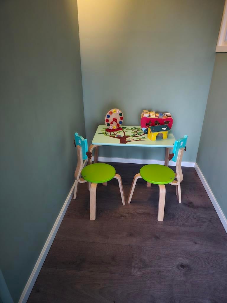 Kinderspeeltafel met twee stoeltjes, Kinderen en Baby's, Kinderkamer | Tafels en Stoelen, Ophalen of Verzenden, Zo goed als nieuw