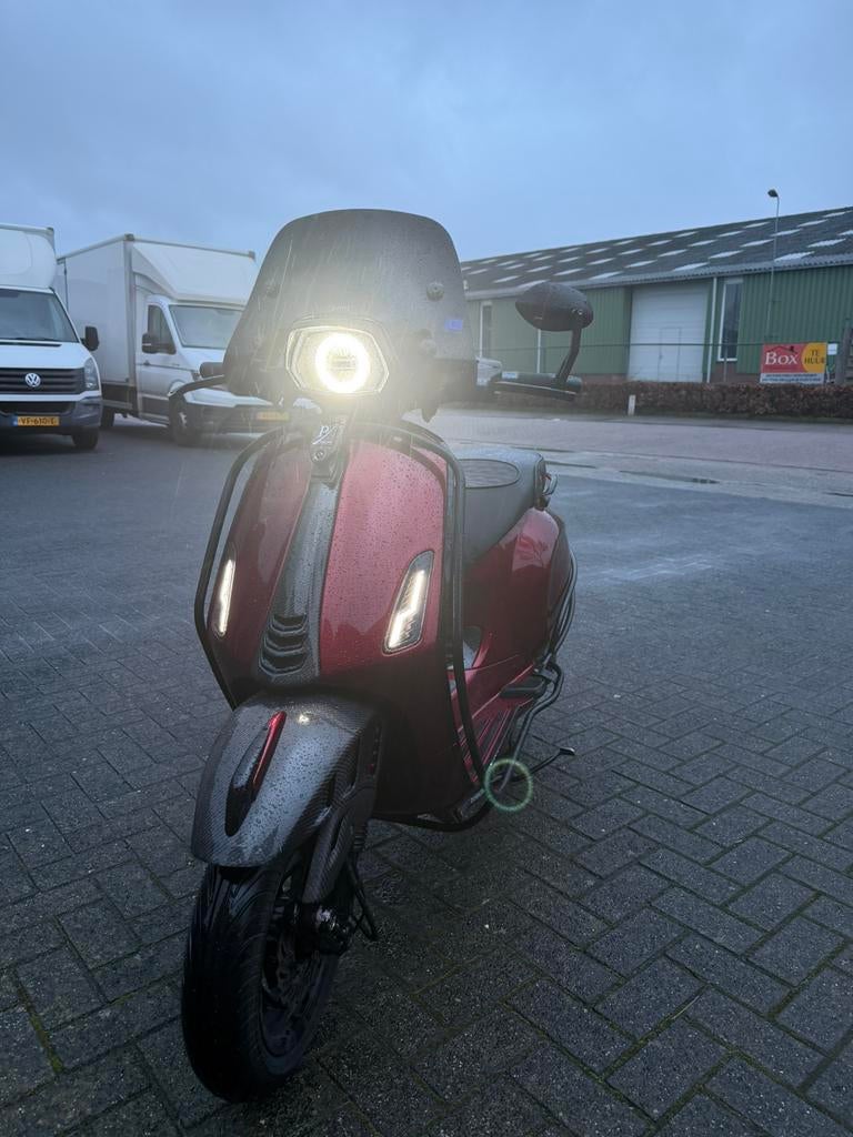 Vespa sprint candy red, Fietsen en Brommers, Scooters | Vespa, Ophalen of Verzenden, Zo goed als nieuw, Benzine, Overige modellen
