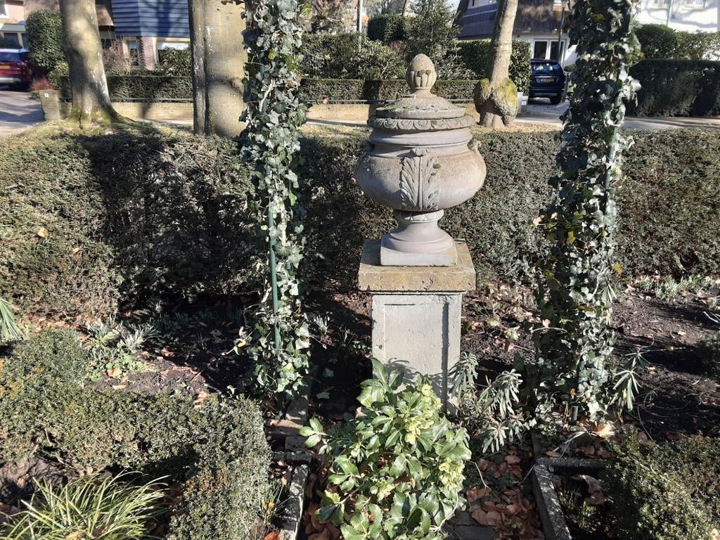 Grote kasteelvaas op zuil 2x Prijs is per stuk, Ophalen, Rond