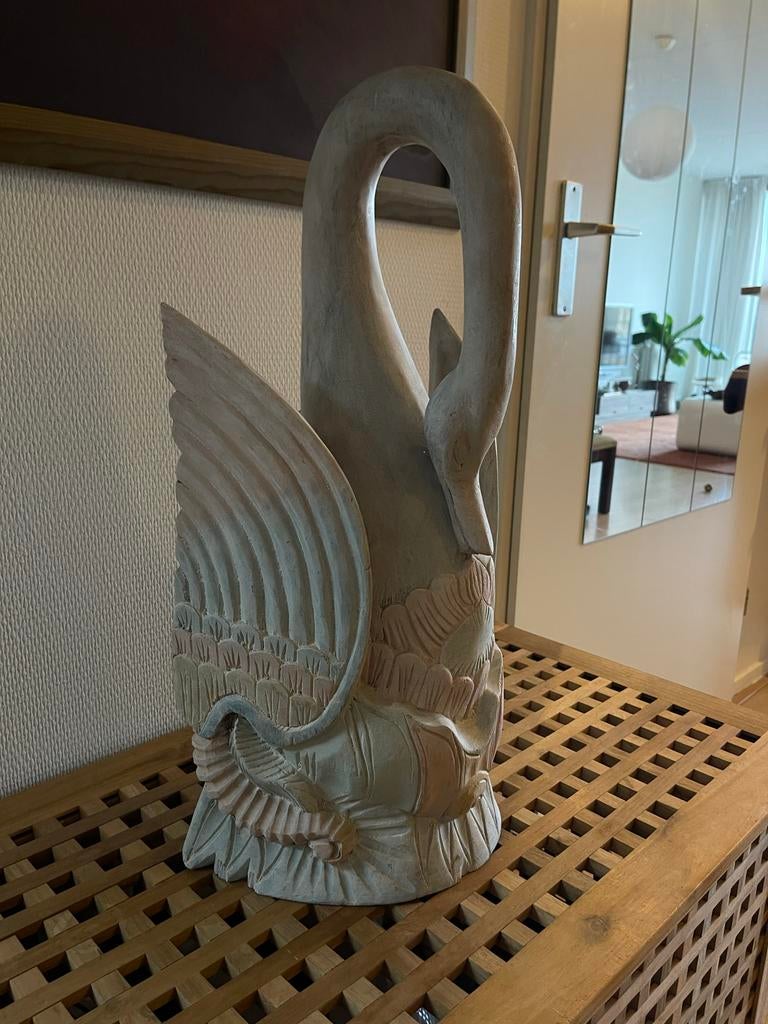 Beeld zwaan hout, Ophalen