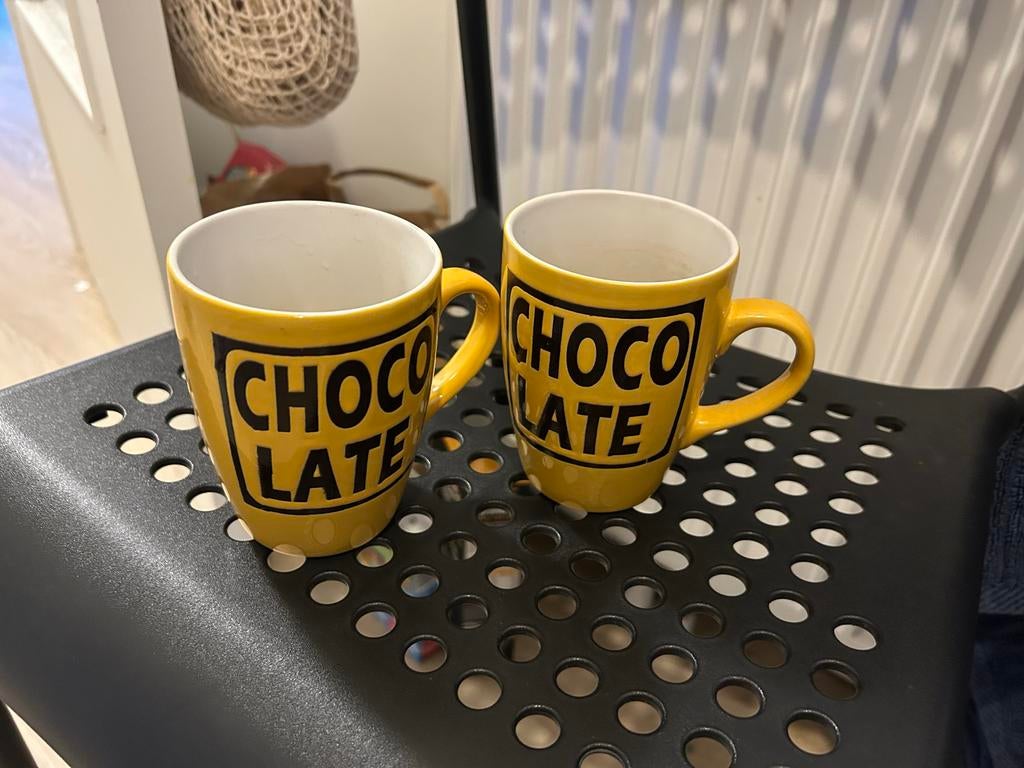 Twee leuke chocolade mokken, Ophalen of Verzenden, Zo goed als nieuw