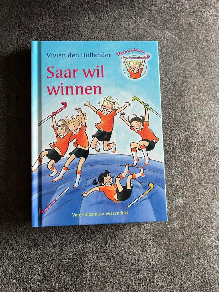 Saar wil winnen - Vivian den Hollander, Ophalen of Verzenden, Zo goed als nieuw, Fictie algemeen