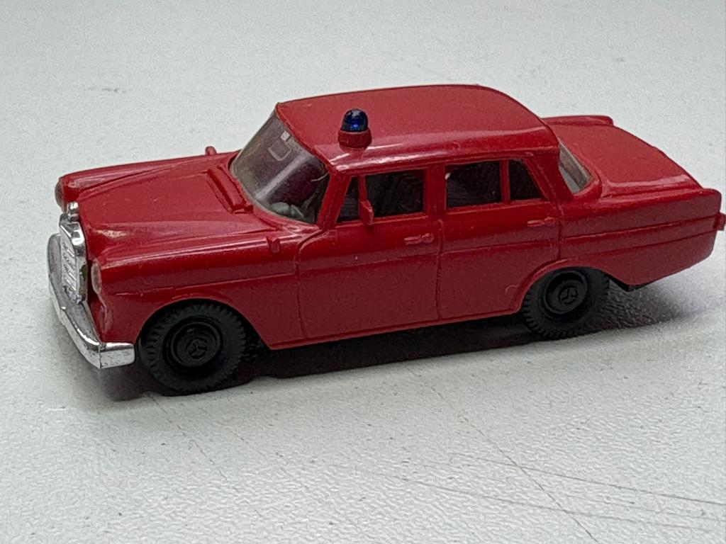 Brekina Mercedes 190 brandweer IMG6640/1/2, Hobby en Vrije tijd, Modelauto's | 1:87, Zo goed als nieuw, Auto, Brekina, Ophalen of Verzenden