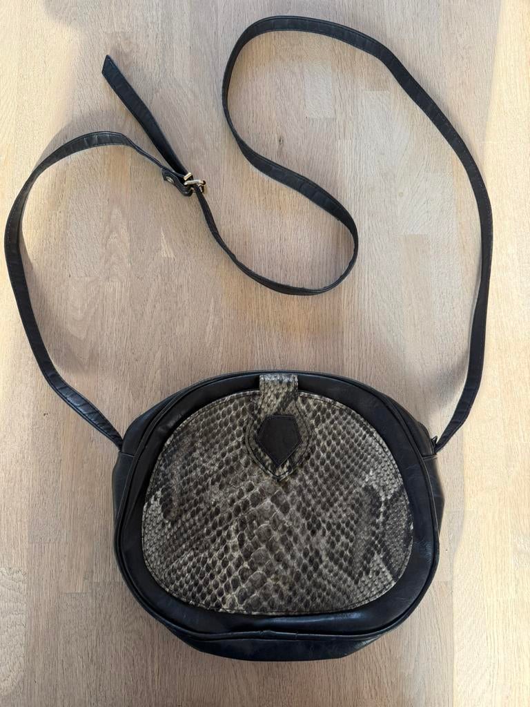 Zwart schoudertasje met slangenleren voorzijde., Ophalen of Verzenden, Zo goed als nieuw, Zwart, Schoudertasje