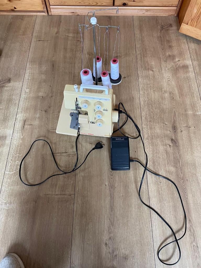 Bernina Lockmachine model Bernette, Ophalen, Gebruikt, Lockmachine, Bernina