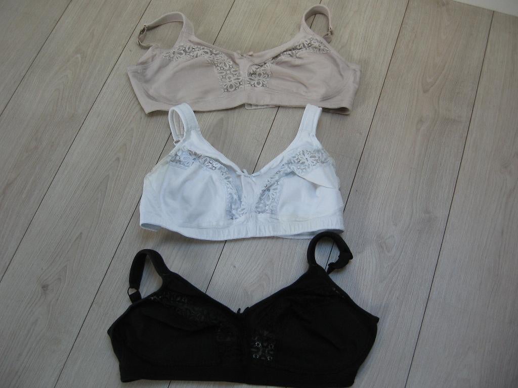 3 Bhs zgan 100 d zwart wit beige 3 haakjes 30,- Elbrina., Kleding | Dames, Ondergoed en Lingerie, Ophalen of Verzenden, Zwart