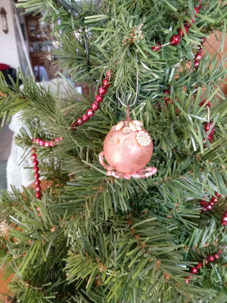 zeer leuke oudere huisvlijt kerstbal in rose tint, Diversen, Kerst, Ophalen of Verzenden, Gebruikt