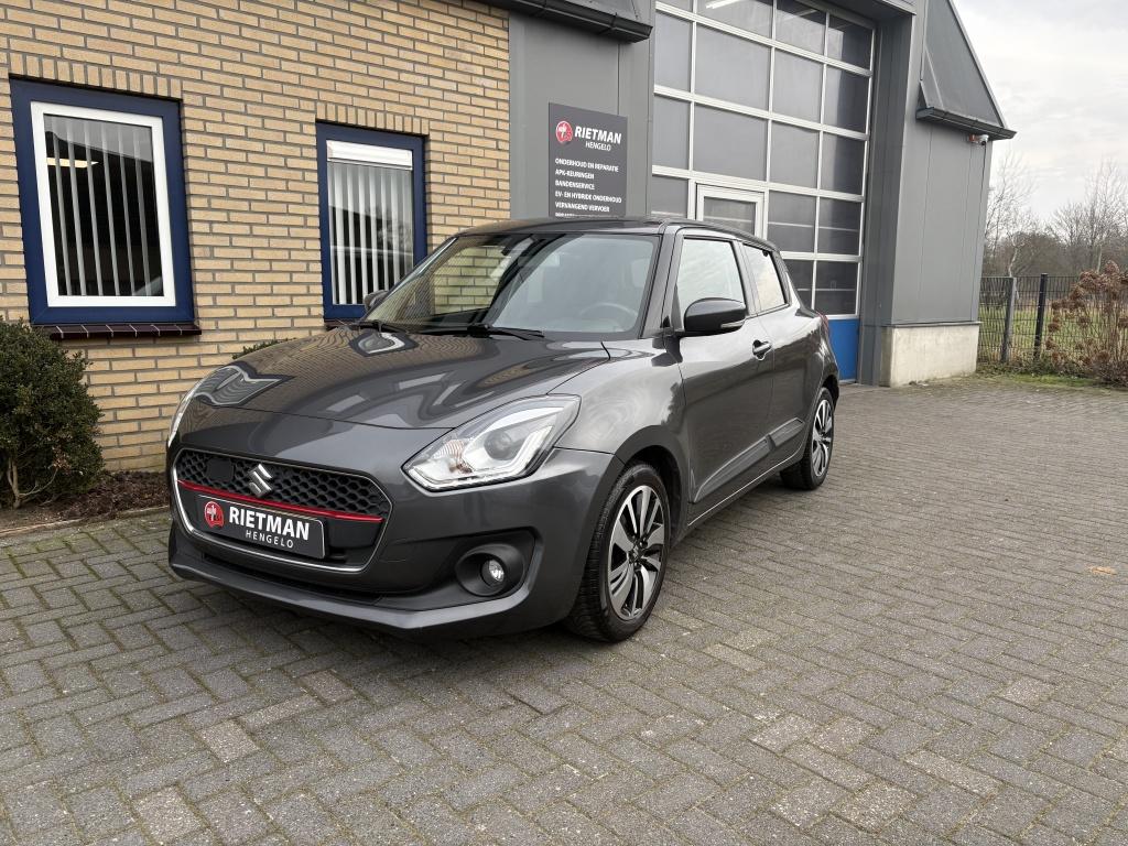Suzuki Swift 82KW 1.0 Stijl Smart Hybr CARPLAY-CAMERA-TREKHA, Keurmerk '100% Onderhouden', Gebruikt, Euro 6, 850 kg