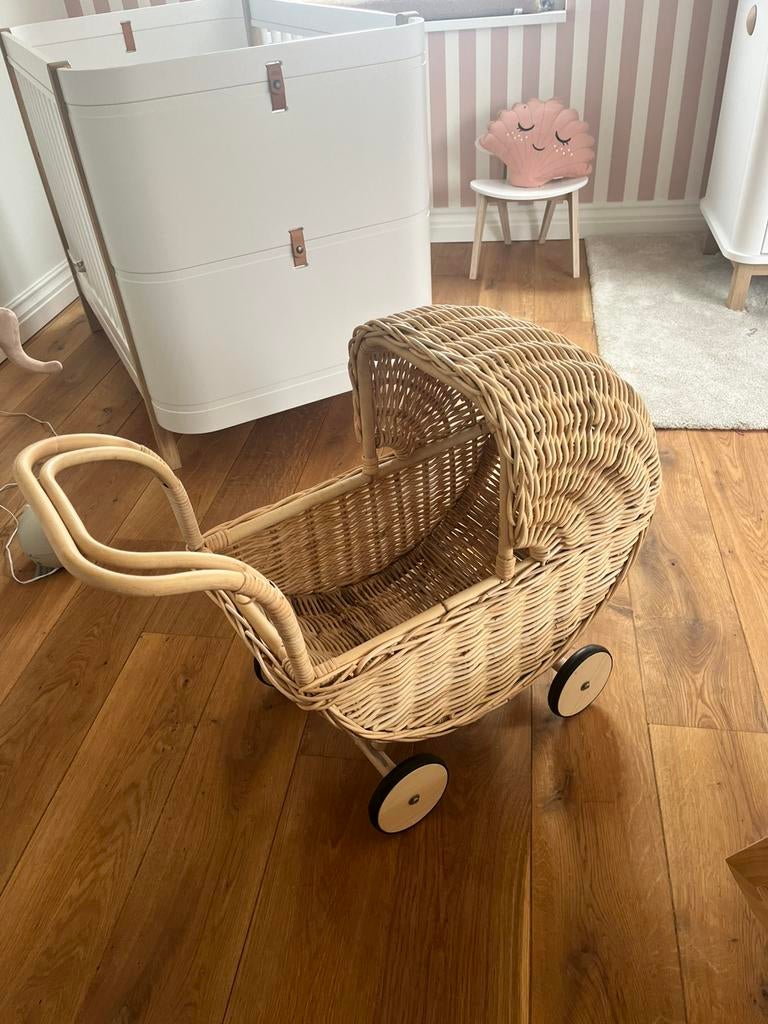 Rotan poppenwagen, Kinderen en Baby's, Speelgoed | Poppen, Ophalen of Verzenden, Zo goed als nieuw, Babypop