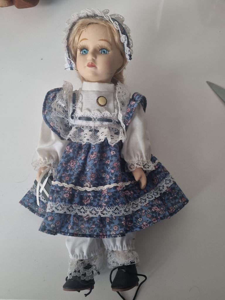 Oud porseleinen pop met stoffen lijfje, 29 cm, Ophalen of Verzenden