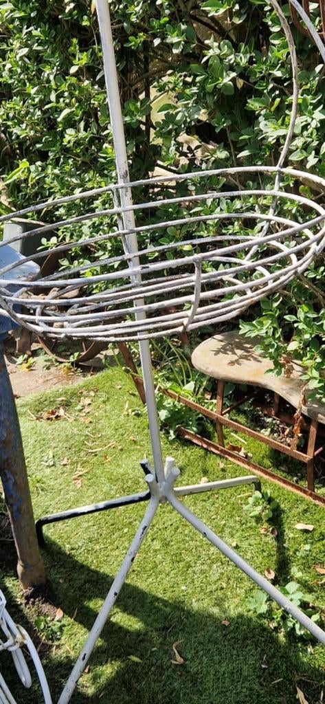 Bloemenmand op smeedijzeren hangbeugel/staander (brocante), Ophalen, Gebruikt, Minder dan 60 cm, Balkon