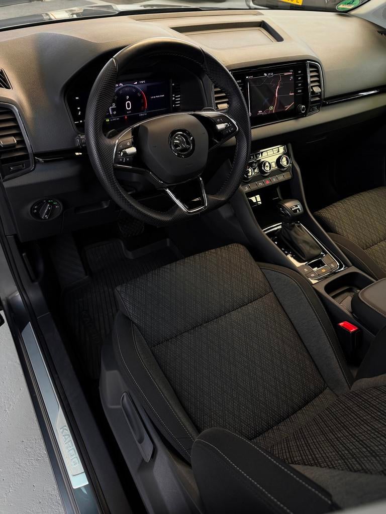 Skoda Karoq 1.5 TSI Edition Plus CarPlay Trekhaak, Stof, Zwart, 4 cilinders, Karoq