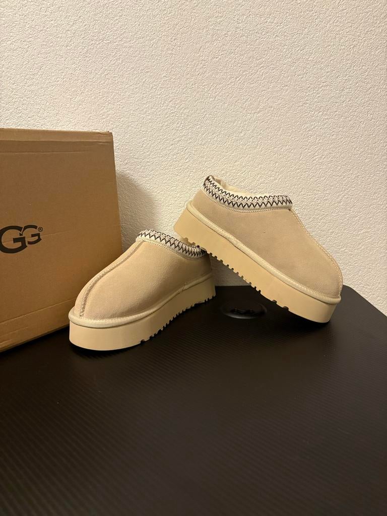 UGG schoenen beige, Beige, Nieuw, Wandelschoenen, Ophalen of Verzenden