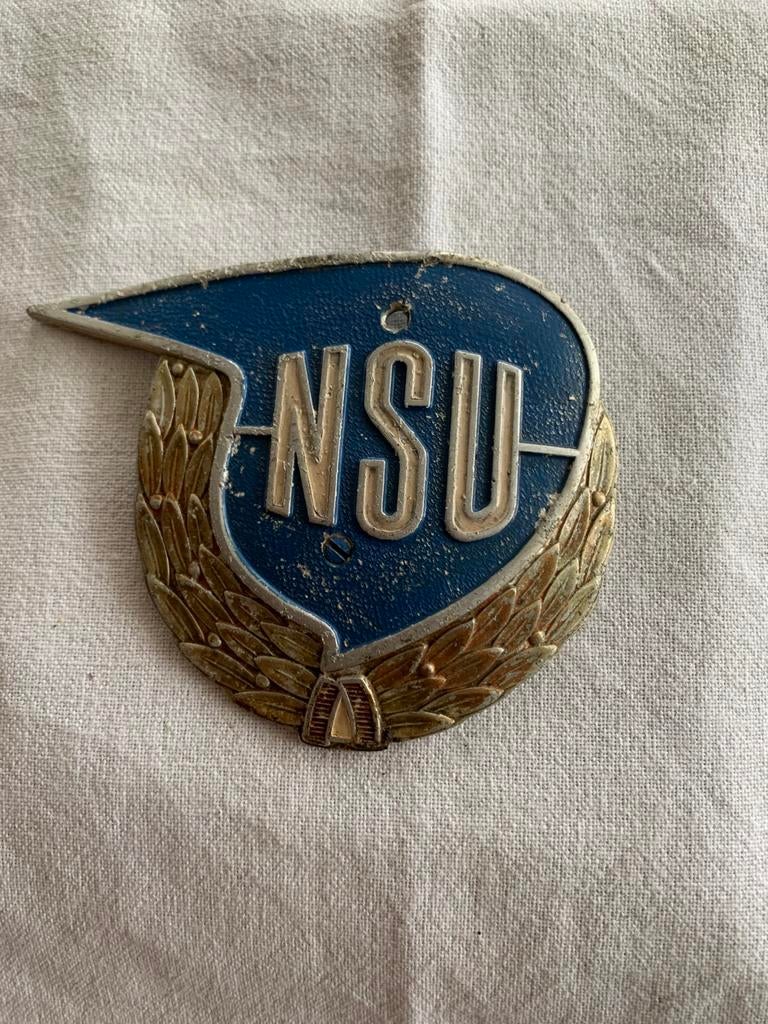 NSU tankembleem met lauwerkrans, Motoren, Onderdelen | Oldtimers, Ophalen of Verzenden, Gebruikt