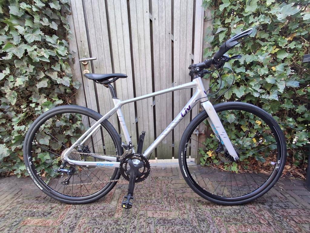 Liv Thrive 2 M Glacier Silver crosshybride 2021 fitnessfiets, Ophalen, 28 inch, Giant, Zo goed als nieuw