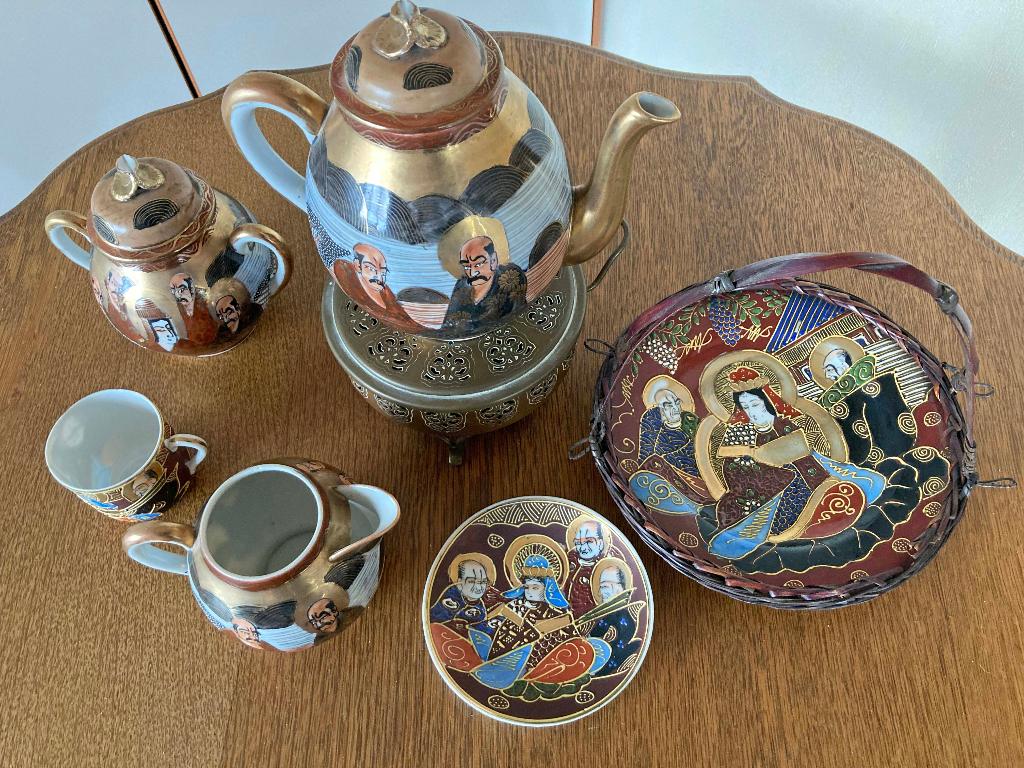 Servies - twee stijlen Japans porselein met Geisha en mannen, Ophalen