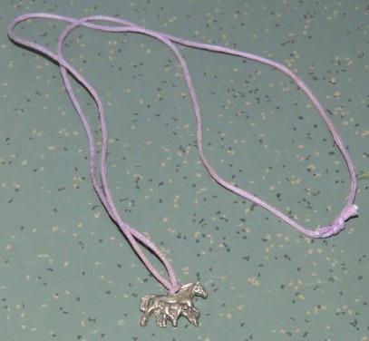 Ketting met hanger (paarden), Gebruikt, Ophalen of Verzenden, Roze, Overige materialen