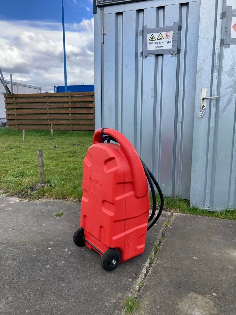 Rode brandstoftank op wielen met slang, Ophalen, Gebruikt, Universele onderdelen