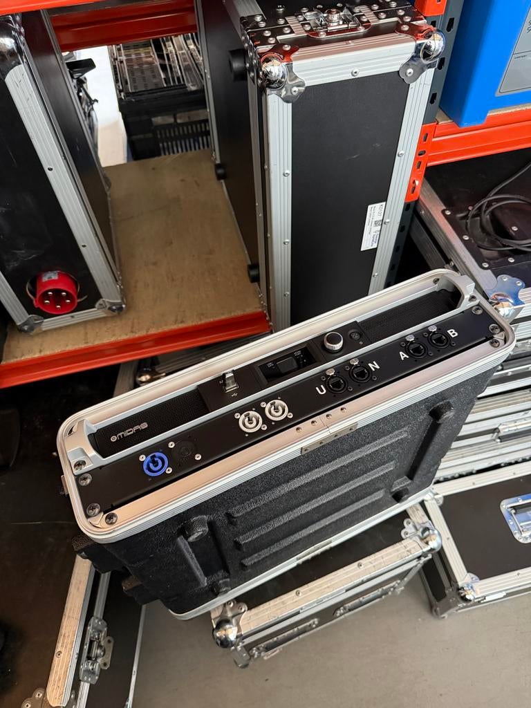 Midas M32C mixer in flightcase met aansluitingen voorzijde, Muziek en Instrumenten, Mengpanelen, Ophalen of Verzenden, Zo goed als nieuw