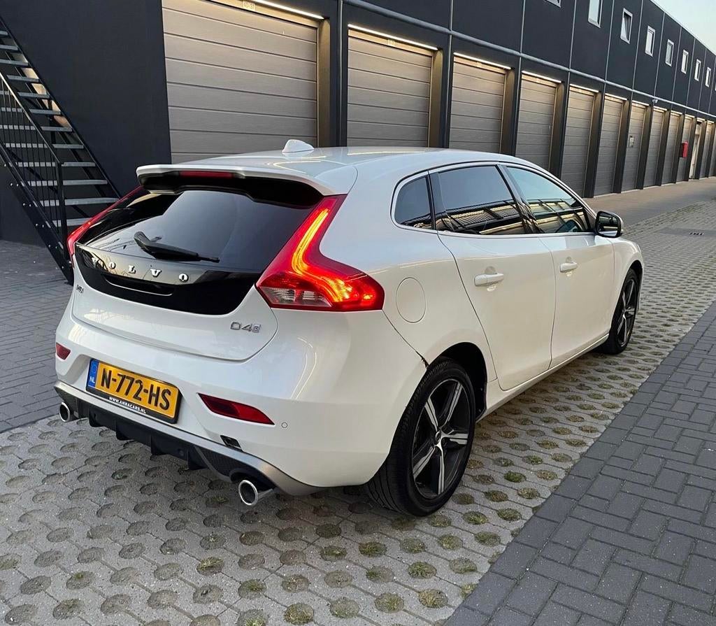Volvo V40 2.0 D4 Geartronic 2016 Wit, Auto's, Volvo, Zwart, Wit, 24 km/l, Diesel