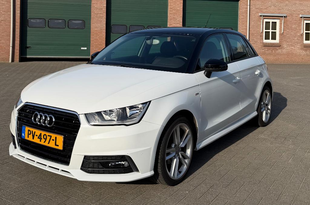 Audi A1 1.0 Tfsi ultra  70KW Sportback 2017 Wit, Auto's, Audi, Voorwielaandrijving, Stof, Zwart, 95 pk
