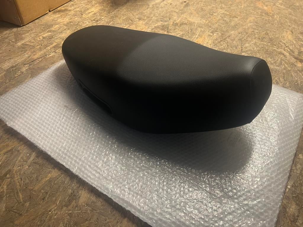 NOS piaggio zip type 3 sp98 zadel duo nieuw zwart, Ophalen of Verzenden