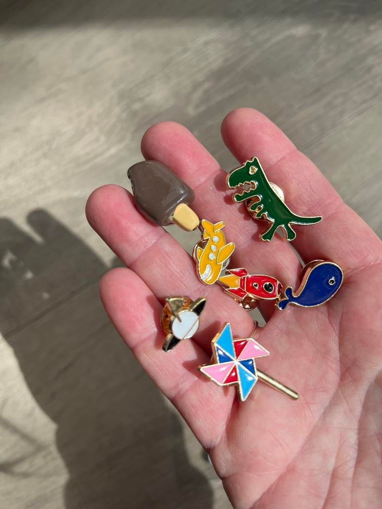Nieuw enamel pins - Dinosaurus jongen ruimte, Ophalen of Verzenden, Nieuw, Figuurtje, Speldje of Pin