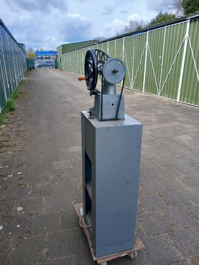 Schoenmakersleernaaimachine, Ophalen, Gebruikt