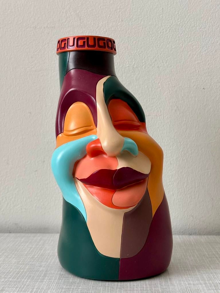 Kleurrijke vaas met gezicht GoGu handbeschilderd, Ophalen of Verzenden, Overige kleuren, Aardewerk of Porselein, Minder dan 50 cm