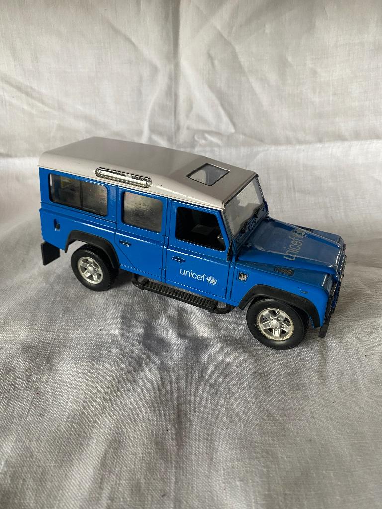 LandRover Defender 110 UNICEFF editie 1;24, Verzenden, Gebruikt, Auto, Overige merken