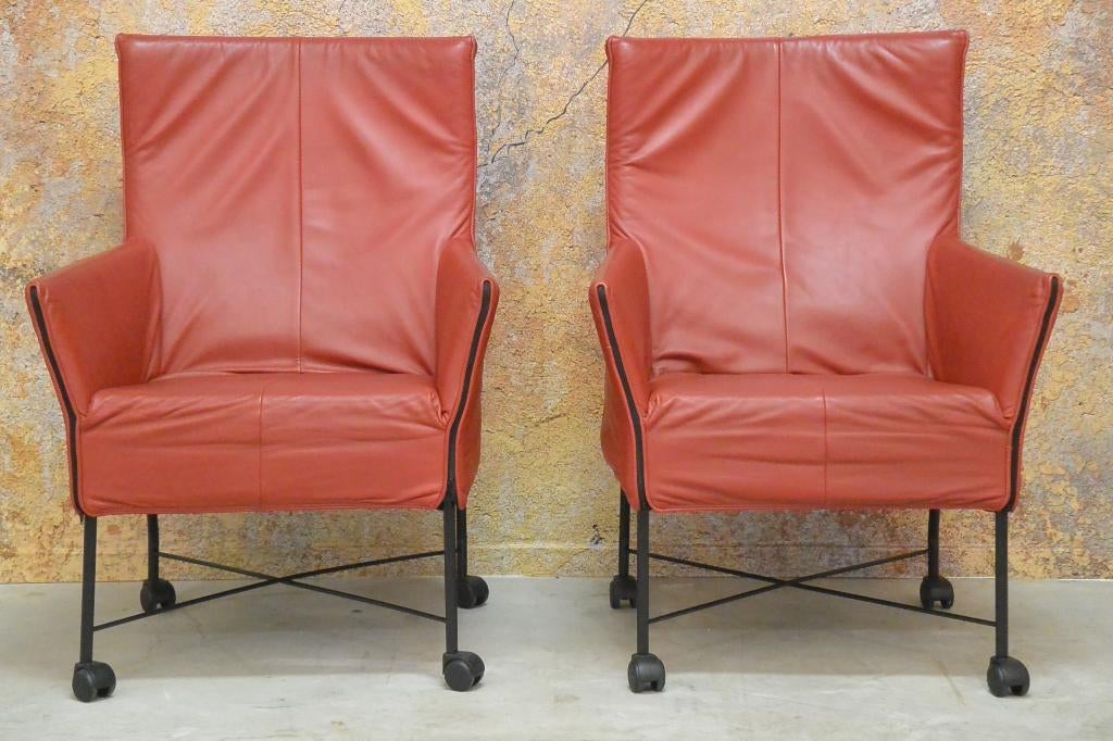 IZG Staat 2 rode leren verrijdbare Montis Charly fauteuils