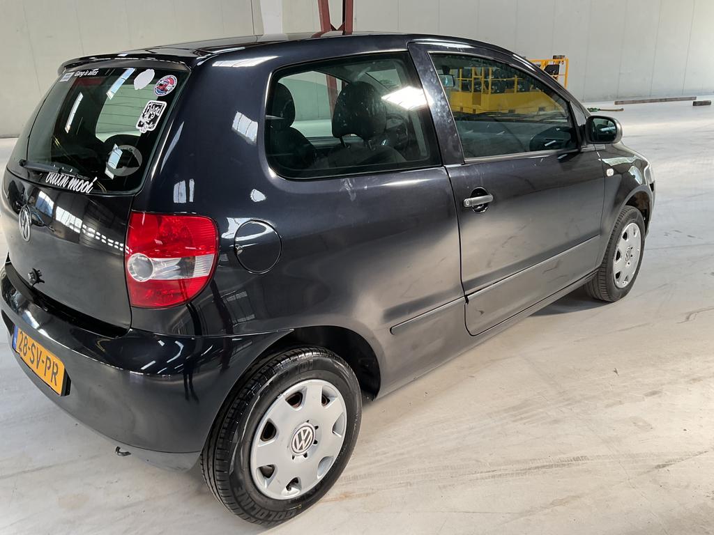 MOOIE VW FOX 1.2 BENZ.RIJDT GOED NWE APK KM.180.000, Zwart, 45 pk, Bedrijf, Handgeschakeld