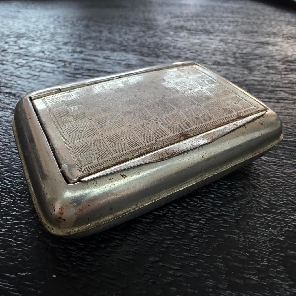 Antieke metalen snuifdoos / tabaksdoos
 , Verzamelen, Rookartikelen, Aanstekers en Luciferdoosjes, Ophalen of Verzenden, Gebruikt
