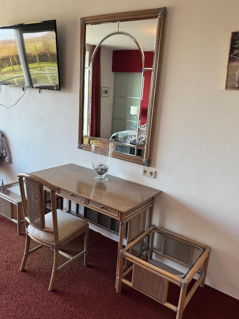 Bureau hout inclusief stoel en 2 bijzettafels, Huis en Inrichting, Bureaus, Ophalen, Gebruikt, Schoolbureau, Bruin