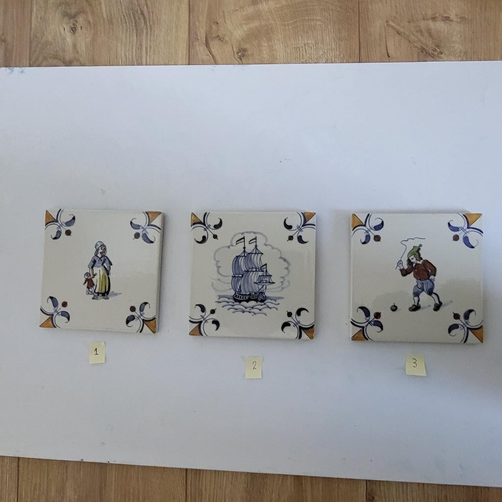Drie Delfts blauwe wandtegels met verschillende afbeeldingen, Antiek en Kunst, Ophalen of Verzenden