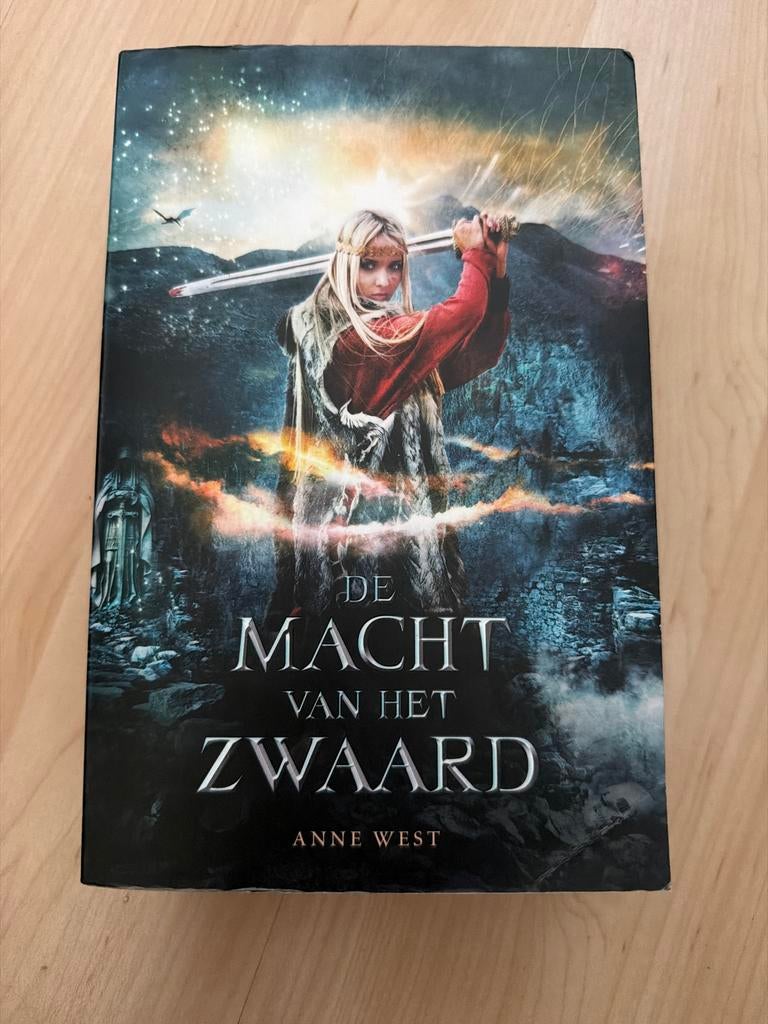De Macht van het Zwaard - Anne West, Boeken, Ophalen of Verzenden, Gelezen
