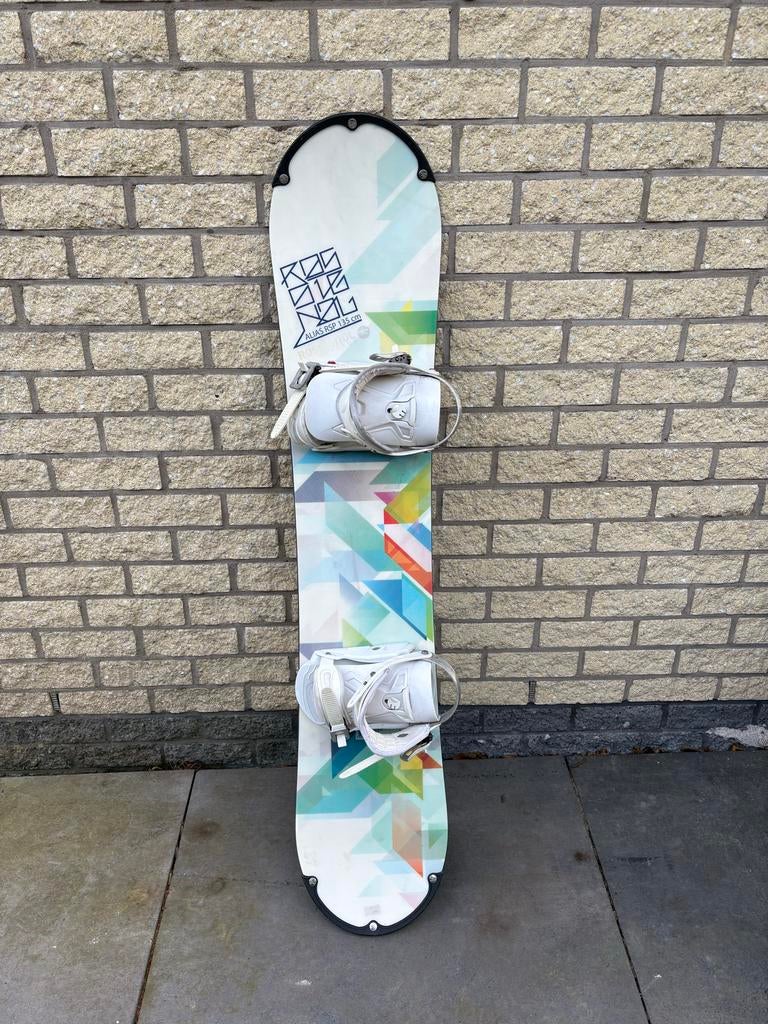 Rossignol Alias RSP snowboard 135 cm met bindingen, Sport en Fitness, Snowboarden, Ophalen, Gebruikt, Board
