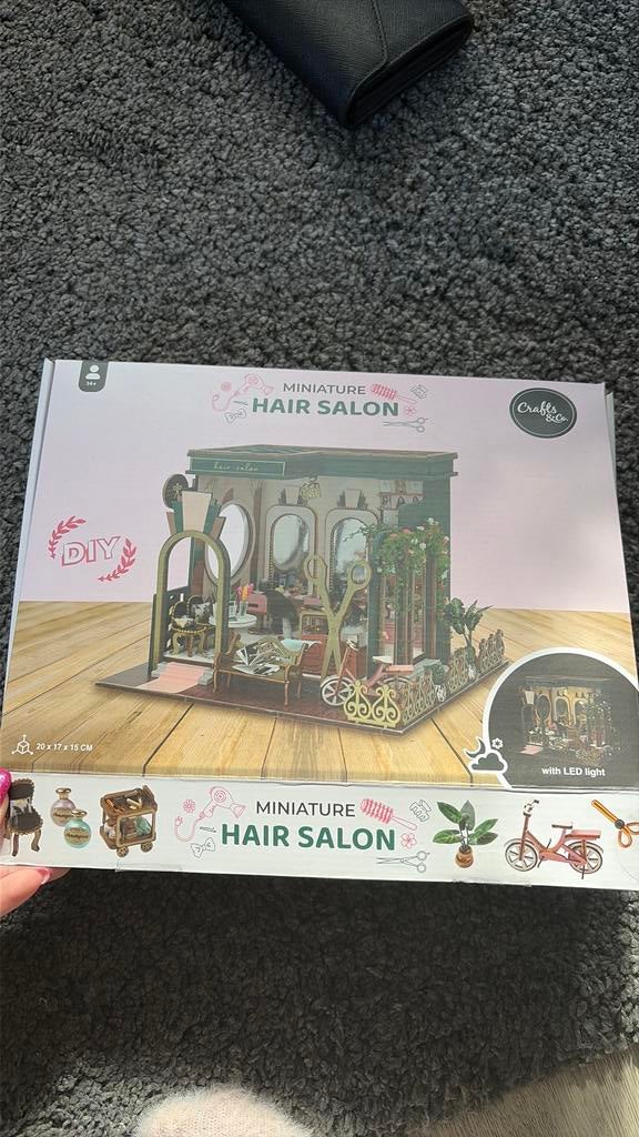 Diy miniature hair salon, Hobby en Vrije tijd, Knutselen, Ophalen of Verzenden, Zo goed als nieuw, Knutselwerk