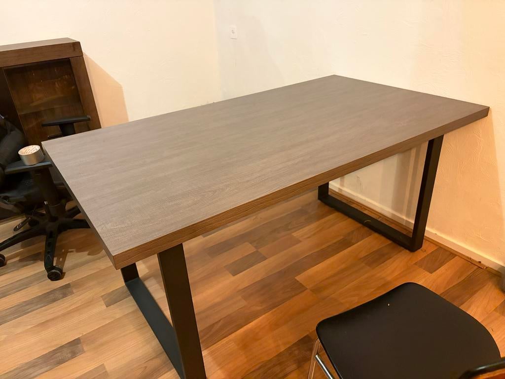 Eettafel met donkergrijs blad en zwart metalen onderstel, Ophalen, 50 tot 100 cm, Zo goed als nieuw, 150 tot 200 cm