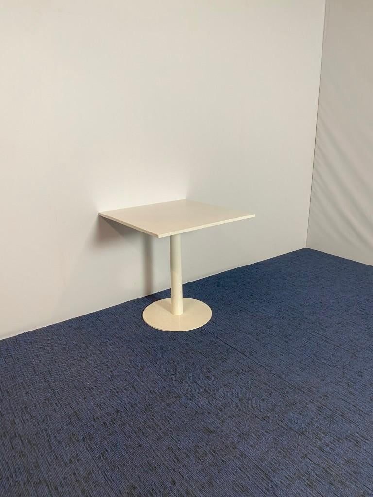 Vergadertafel, wit blad, wit onderstel, 80 x 80 cm., Ophalen, Gebruikt