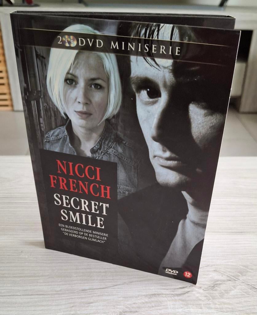 Complete box mini serie secret smile, Vanaf 12 jaar, Ophalen of Verzenden, Zo goed als nieuw, Komedie