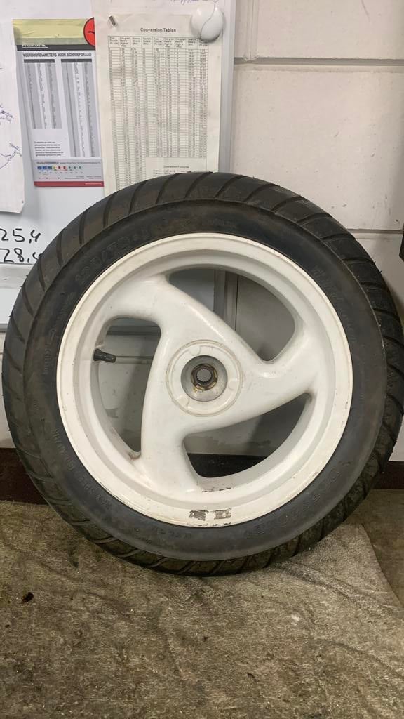 Scootervelg met nog nieuwe band 130/70-12 (scooterband), Fietsen en Brommers, Ophalen of Verzenden, Zo goed als nieuw, Overige typen