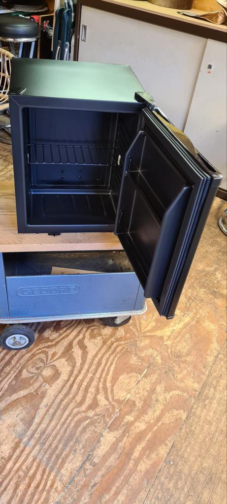 Mini koelkast - Ideaal voor verbouwing of slaapkamer, Ophalen, Zonder vriesvak, Minder dan 45 cm, Minder dan 85 cm